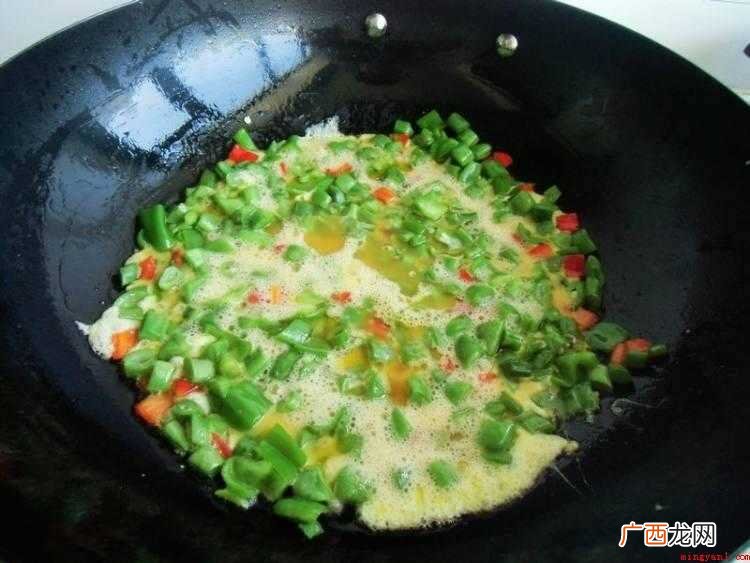 鸡蛋定型,快速用筷子划散 蛋炒豆角怎么炒好吃