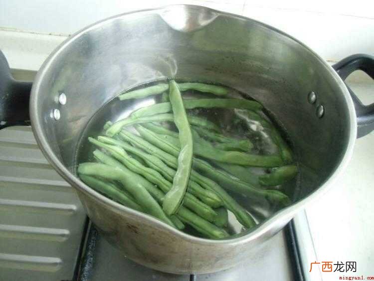 鸡蛋定型,快速用筷子划散 蛋炒豆角怎么炒好吃