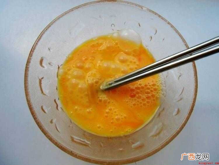 鸡蛋定型,快速用筷子划散 蛋炒豆角怎么炒好吃