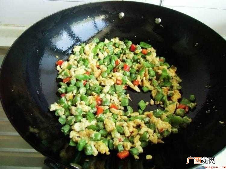 鸡蛋定型,快速用筷子划散 蛋炒豆角怎么炒好吃