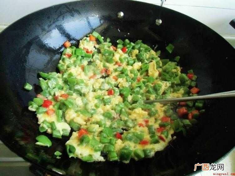 鸡蛋定型,快速用筷子划散 蛋炒豆角怎么炒好吃