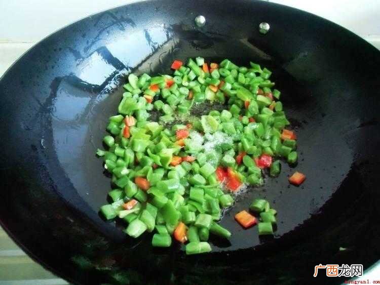 鸡蛋定型,快速用筷子划散 蛋炒豆角怎么炒好吃