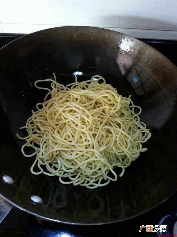 碱水面的做法_好碱的关键是掌握好碱水的浓度 水面怎么炒
