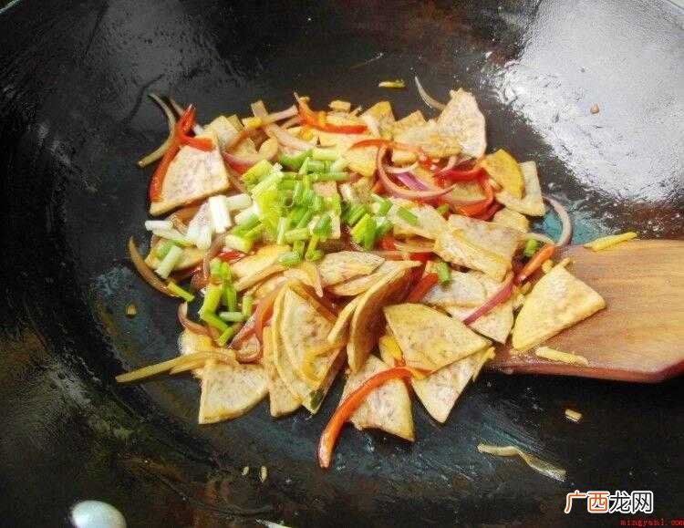 天南星科多年生宿根性草本植物,常作一年生作物栽培 芋头怎么炒好吃