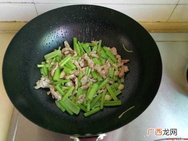 芹菜是一种高营养价值的蔬菜 芹菜怎么素炒