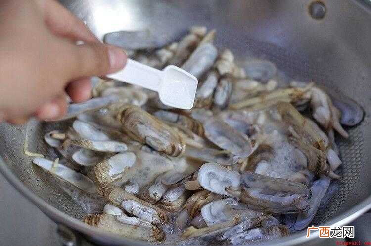 短水管摄食海水中食物颗粒 蛏子怎么炒好吃
