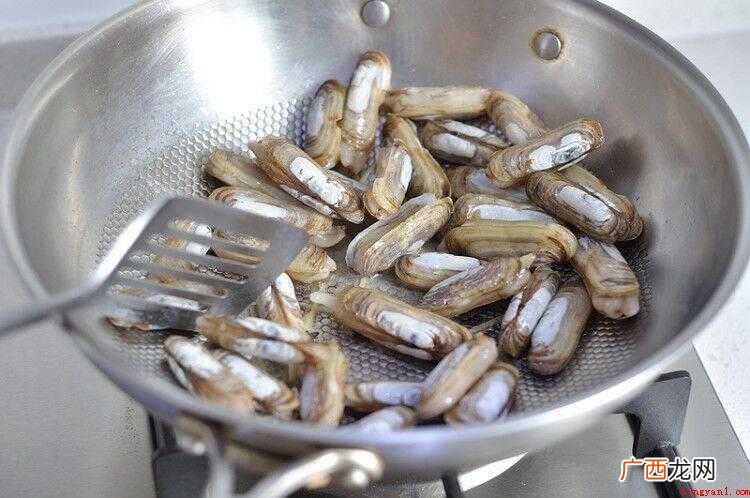 短水管摄食海水中食物颗粒 蛏子怎么炒好吃