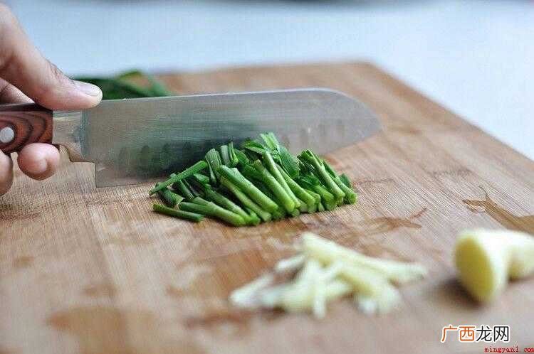 短水管摄食海水中食物颗粒 蛏子怎么炒好吃