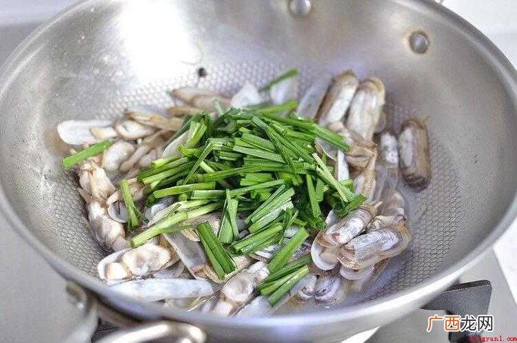 短水管摄食海水中食物颗粒 蛏子怎么炒好吃