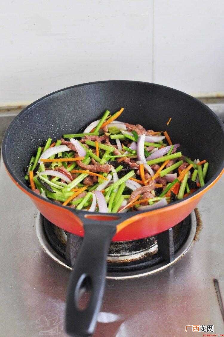 牛肉中的肌氨酸含量比任何其它食品都高 牛肉丝怎么炒好吃