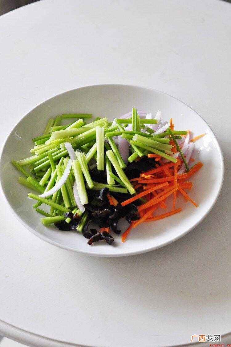 牛肉中的肌氨酸含量比任何其它食品都高 牛肉丝怎么炒好吃