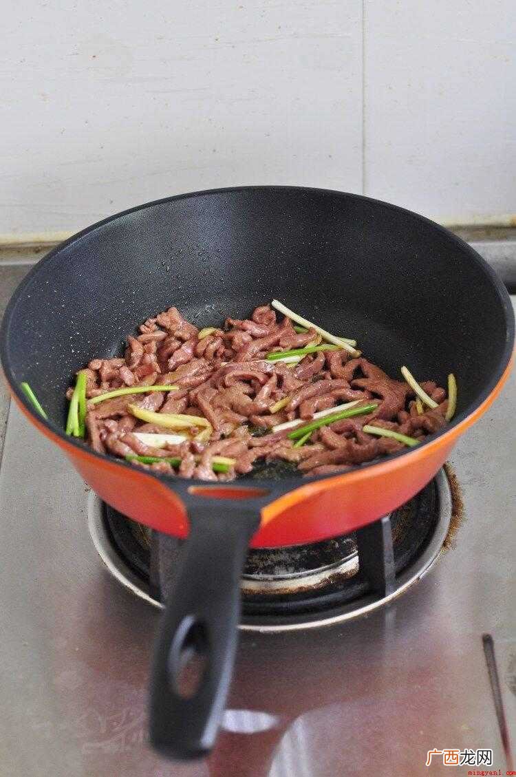 牛肉中的肌氨酸含量比任何其它食品都高 牛肉丝怎么炒好吃