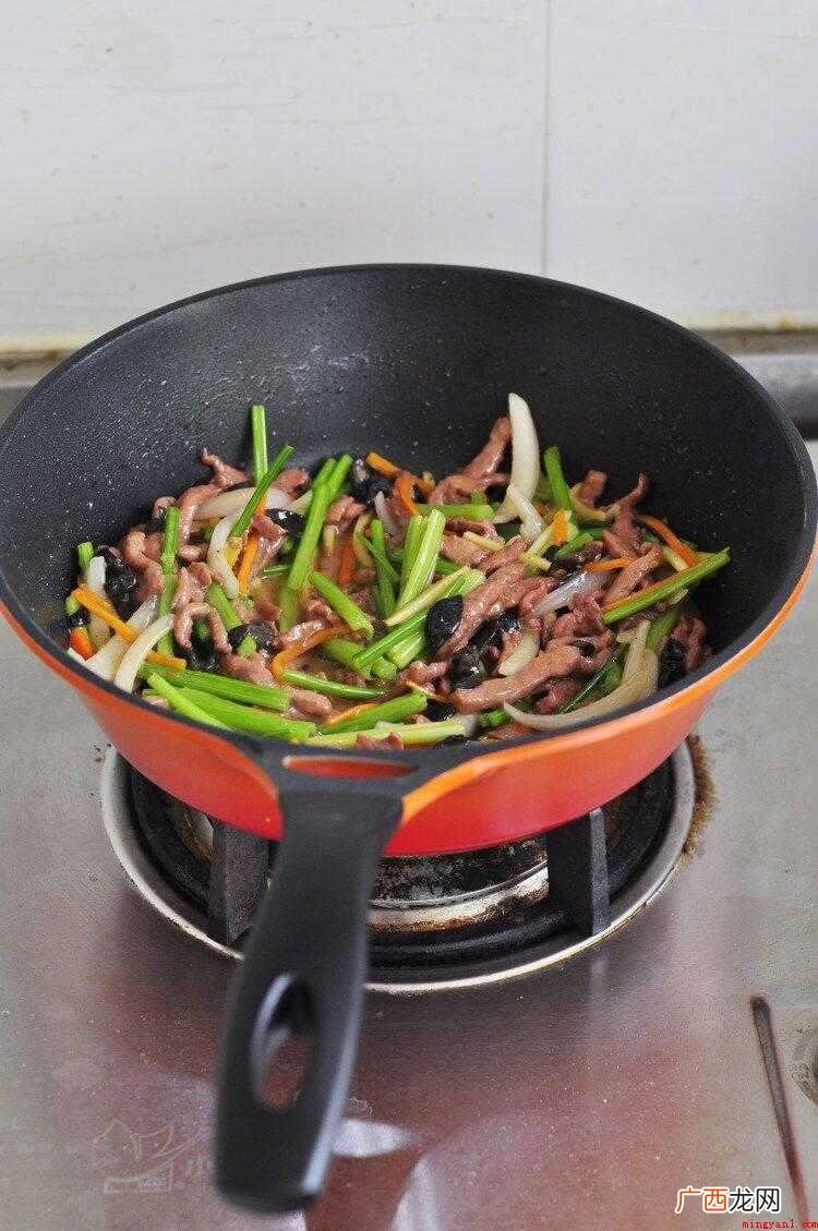 牛肉中的肌氨酸含量比任何其它食品都高 牛肉丝怎么炒好吃