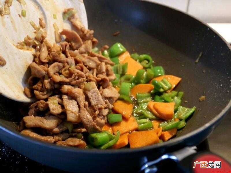 猪肉片下锅,翻炒匀即可出锅 红薯炒肉怎么做