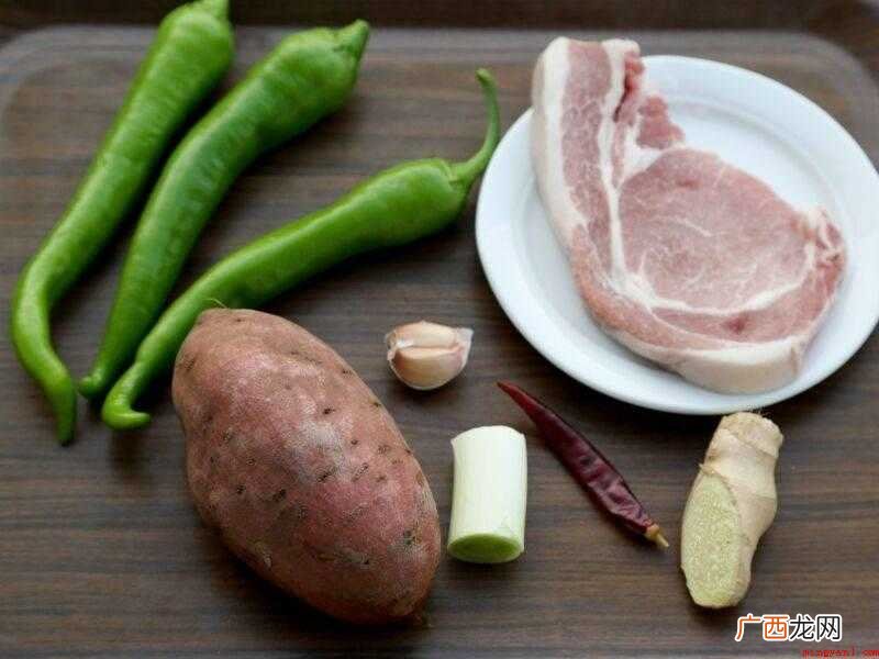 猪肉片下锅,翻炒匀即可出锅 红薯炒肉怎么做