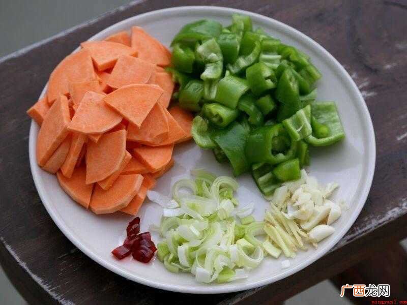 猪肉片下锅,翻炒匀即可出锅 红薯炒肉怎么做