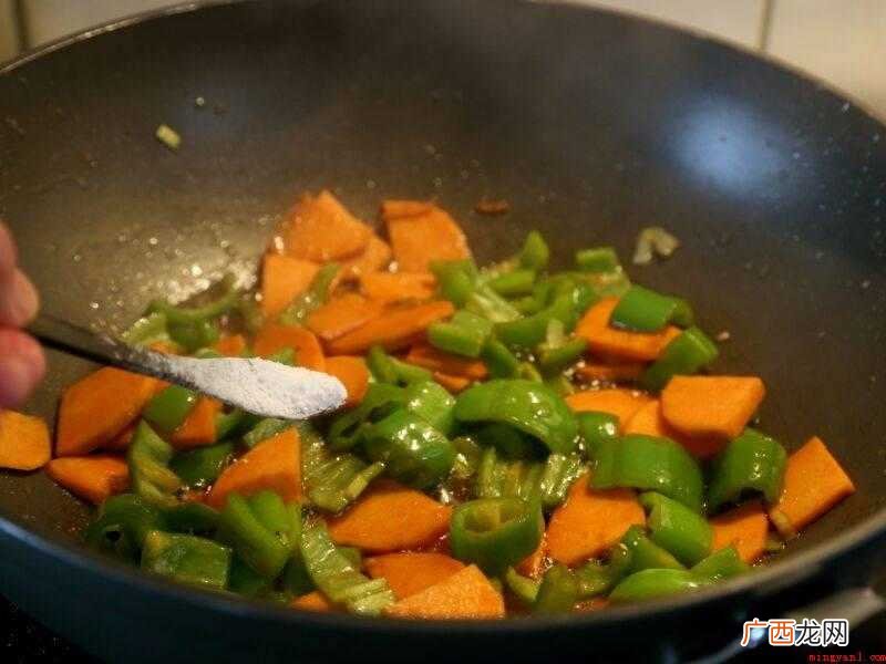 猪肉片下锅,翻炒匀即可出锅 红薯炒肉怎么做