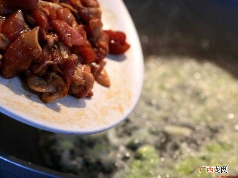 猪肉片下锅,翻炒匀即可出锅 红薯炒肉怎么做