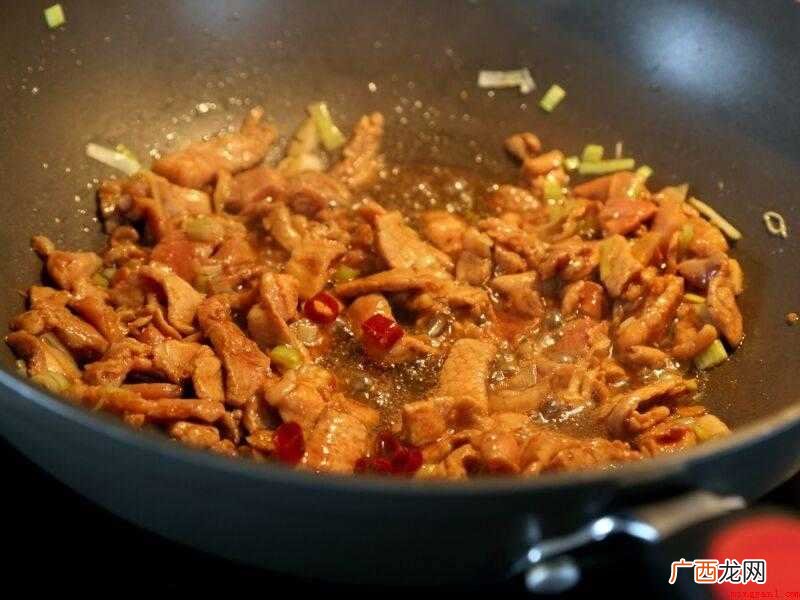 猪肉片下锅,翻炒匀即可出锅 红薯炒肉怎么做