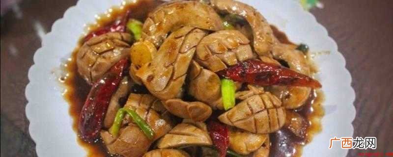 猪腰去掉里面白膜,切十字花并切小块。 猪腰怎么炒