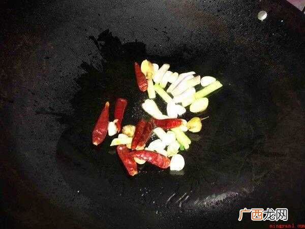 猪腰去掉里面白膜,切十字花并切小块。 猪腰怎么炒