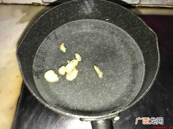 猪腰去掉里面白膜,切十字花并切小块。 猪腰怎么炒