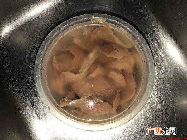 猪腰去掉里面白膜,切十字花并切小块。 猪腰怎么炒