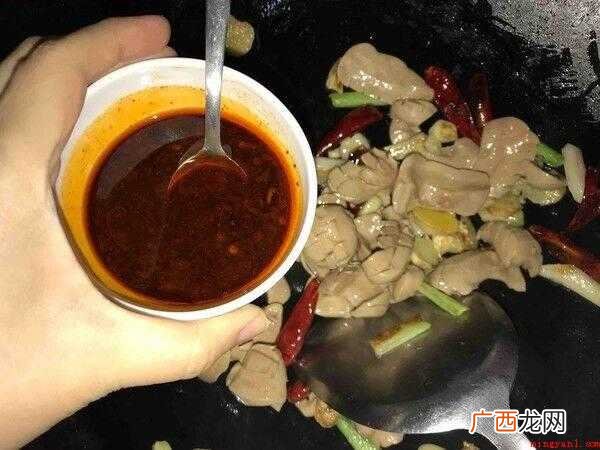 猪腰去掉里面白膜,切十字花并切小块。 猪腰怎么炒