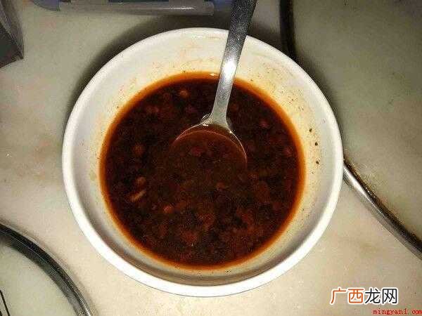 猪腰去掉里面白膜,切十字花并切小块。 猪腰怎么炒
