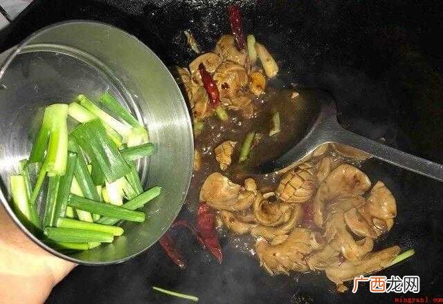 猪腰去掉里面白膜,切十字花并切小块。 猪腰怎么炒