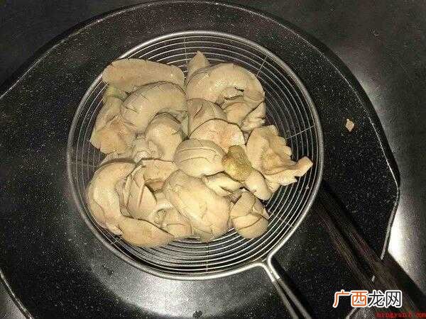 猪腰去掉里面白膜,切十字花并切小块。 猪腰怎么炒