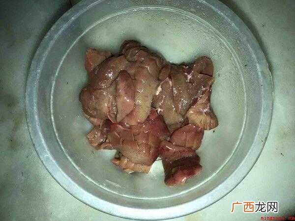 猪腰去掉里面白膜,切十字花并切小块。 猪腰怎么炒