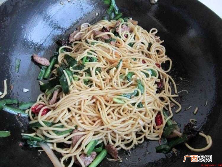 昌吉州流行的“烤肉拌凉面”的独特吃法 怎么炒黄面
