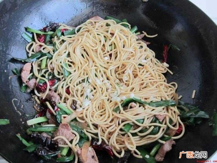 昌吉州流行的“烤肉拌凉面”的独特吃法 怎么炒黄面