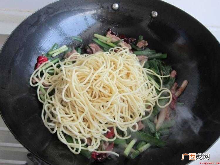 昌吉州流行的“烤肉拌凉面”的独特吃法 怎么炒黄面