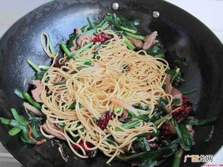 昌吉州流行的“烤肉拌凉面”的独特吃法 怎么炒黄面
