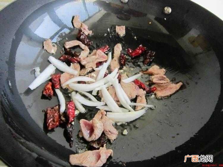 昌吉州流行的“烤肉拌凉面”的独特吃法 怎么炒黄面