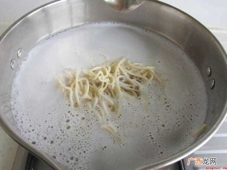 昌吉州流行的“烤肉拌凉面”的独特吃法 怎么炒黄面