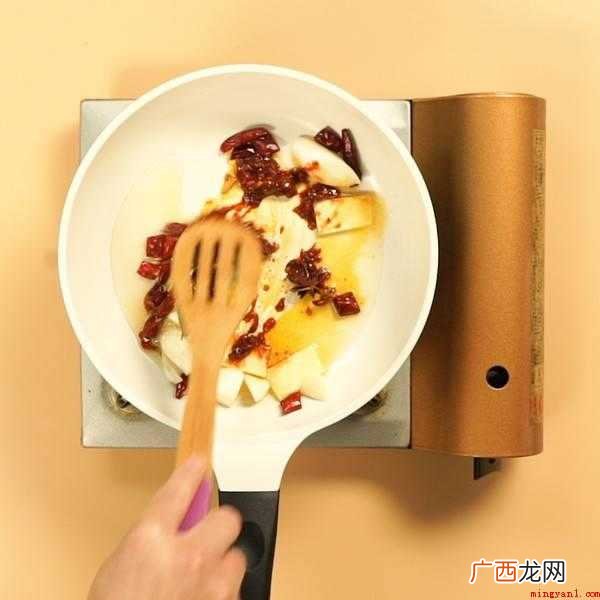 人类饲养最普遍的家禽,最初的驯化 炒鸡怎么炒最好吃
