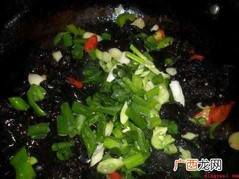 木耳的营养价值与动物性食物相媲美 怎么炒木耳不会爆
