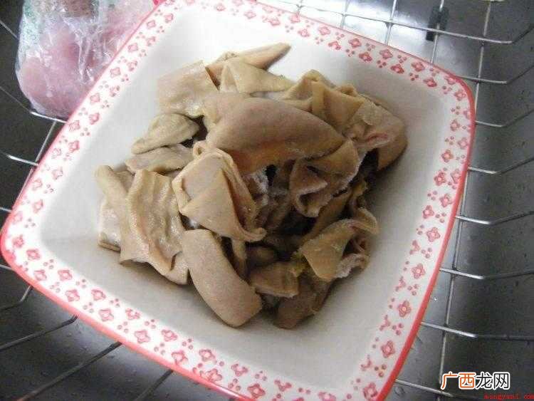 猪大肠爆炒最为口味,湘菜一般喜欢爆炒做法,趁热食用非常美味_ 猪小肠怎么炒