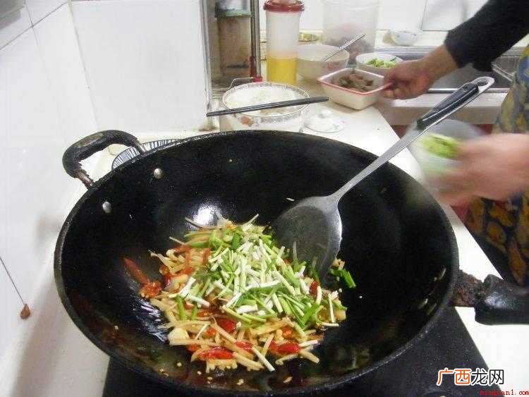 猪大肠爆炒最为口味,湘菜一般喜欢爆炒做法,趁热食用非常美味_ 猪小肠怎么炒