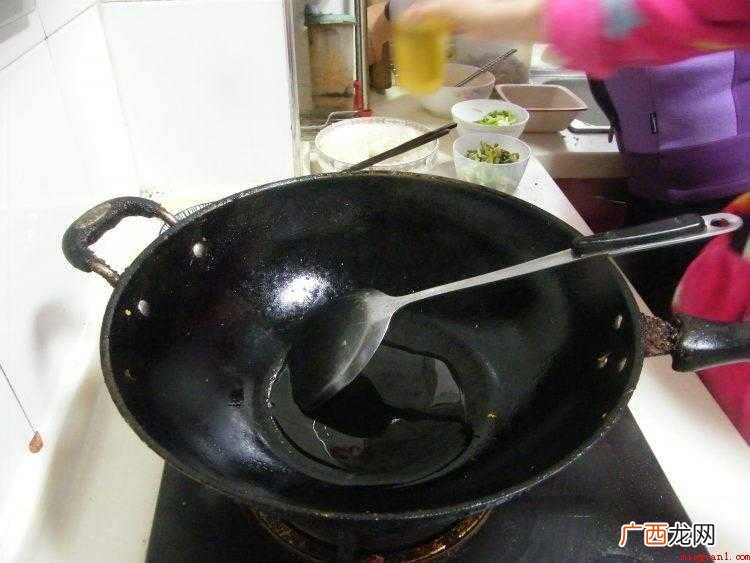 猪大肠爆炒最为口味,湘菜一般喜欢爆炒做法,趁热食用非常美味_ 猪小肠怎么炒