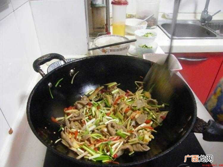 猪大肠爆炒最为口味,湘菜一般喜欢爆炒做法,趁热食用非常美味_ 猪小肠怎么炒