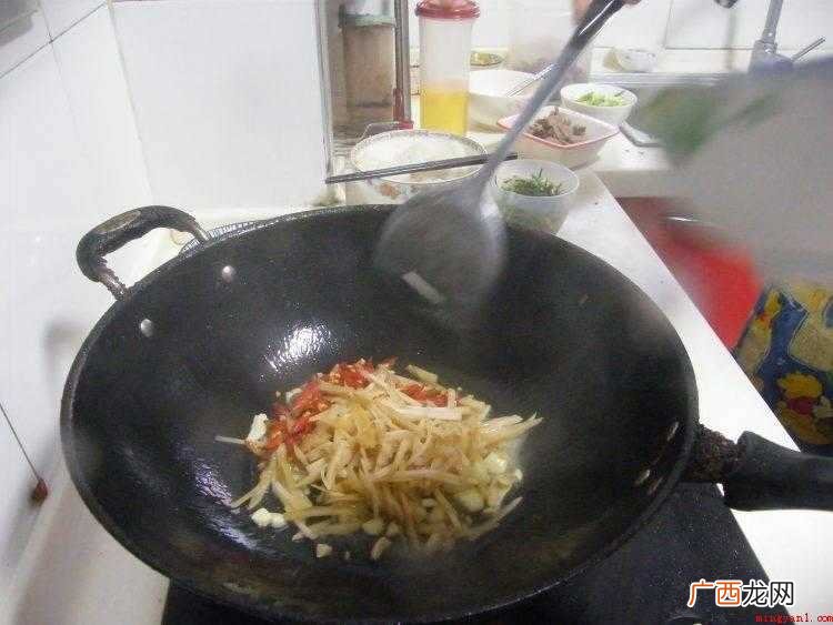 猪大肠爆炒最为口味,湘菜一般喜欢爆炒做法,趁热食用非常美味_ 猪小肠怎么炒