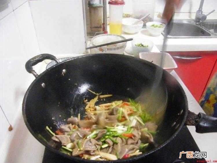 猪大肠爆炒最为口味,湘菜一般喜欢爆炒做法,趁热食用非常美味_ 猪小肠怎么炒
