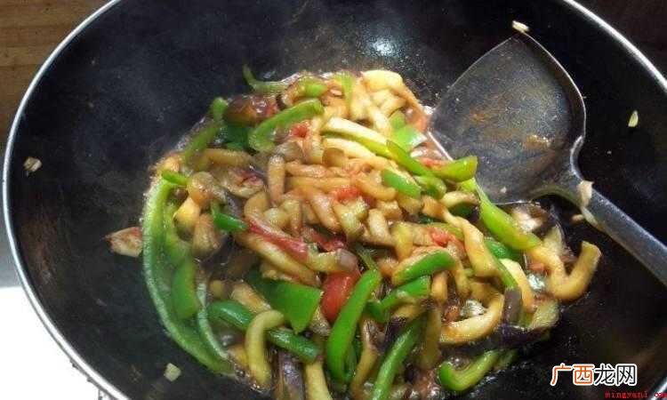 茄子和柿子椒都熟了即可关火出锅 怎么炒茄子条