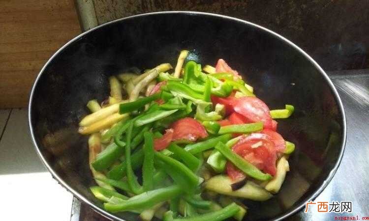 茄子和柿子椒都熟了即可关火出锅 怎么炒茄子条