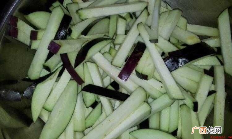 茄子和柿子椒都熟了即可关火出锅 怎么炒茄子条