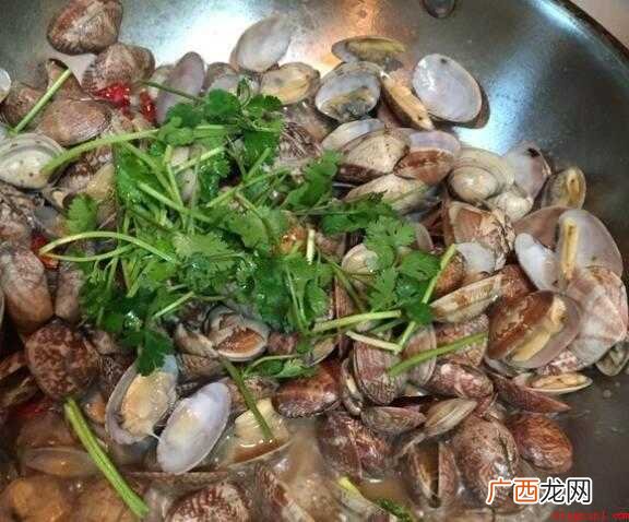 花蛤、油、干辣椒、蚝油、香菜、六月鲜酱油 怎么炒花蛤